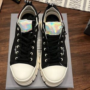 Womens 7.5

Palladium 

Revolt lo tx

New with manufacturer flaw